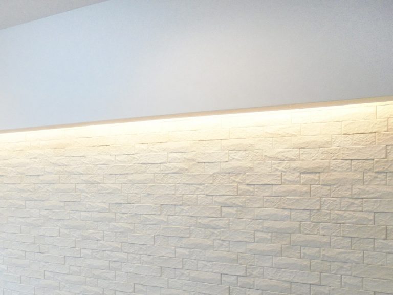 <p>マンション特有の梁を生かして、建築化照明を造作しました。<br />
エコカラットを貼った壁に、美しい陰影が生まれます。</p>
